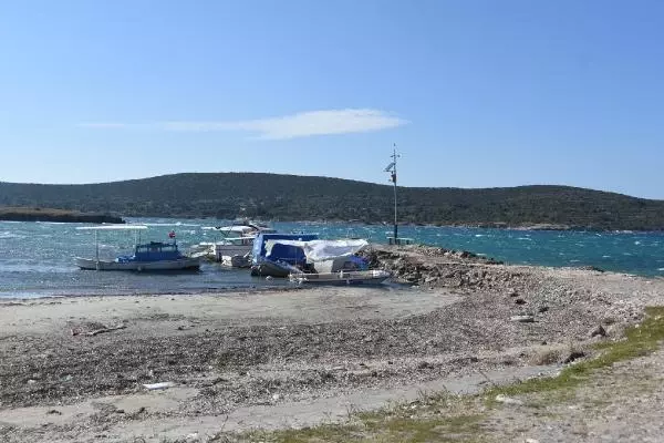Yunanistan'daki 6.2'lik depremin ardından İzmir'de deniz çekildi, tekneler karaya oturdu Yunanistan'daki 6.2'lik depremin ardından İzmir'de deniz çekildi, tekneler karaya oturdu