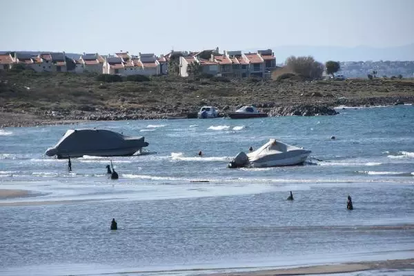 Yunanistan'daki 6.2'lik depremin ardından İzmir'de deniz çekildi, tekneler karaya oturdu Yunanistan'daki 6.2'lik depremin ardından İzmir'de deniz çekildi, tekneler karaya oturdu