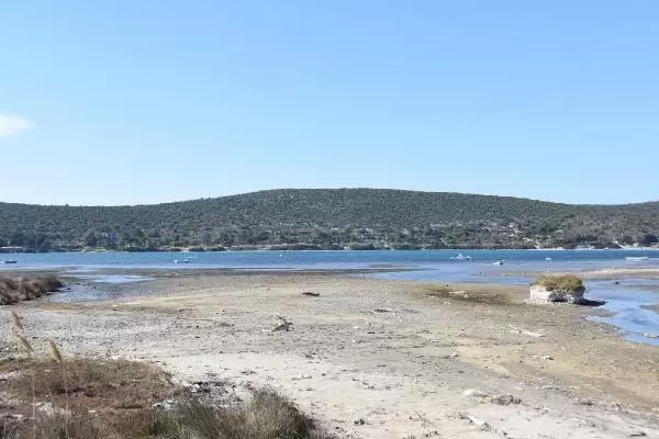 Yunanistan'daki 6.2'lik depremin ardından İzmir'de deniz çekildi, tekneler karaya oturdu Yunanistan'daki 6.2'lik depremin ardından İzmir'de deniz çekildi, tekneler karaya oturdu