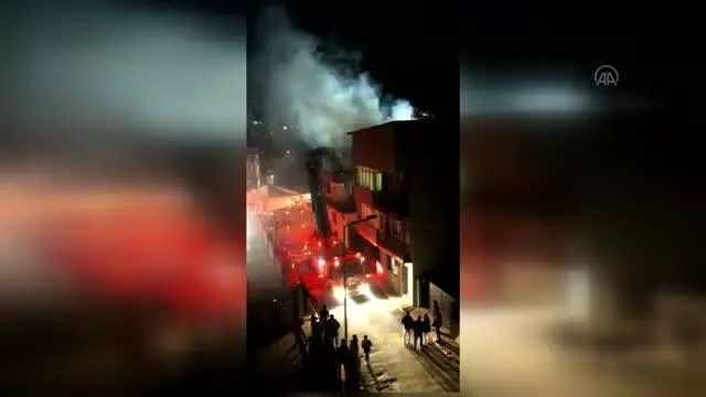 Çıkan yangında bir evin çatı katı kullanılamaz hale geldi Çıkan yangında bir evin çatı katı kullanılamaz hale geldi