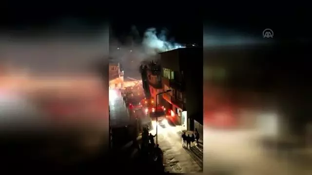 Çıkan yangında bir evin çatı katı kullanılamaz hale geldi Çıkan yangında bir evin çatı katı kullanılamaz hale geldi