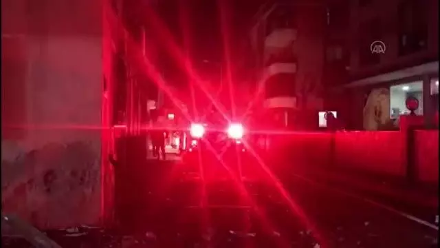 Çıkan yangında bir evin çatı katı kullanılamaz hale geldi Çıkan yangında bir evin çatı katı kullanılamaz hale geldi