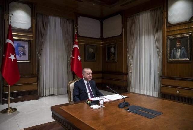 Cumhurbaşkanı Erdoğan'ın Macron'la yaptığı görüşmede duvardaki tablolar dikkat çekti Cumhurbaşkanı Erdoğan'ın Macron'la yaptığı görüşmede duvardaki tablolar dikkat çekti