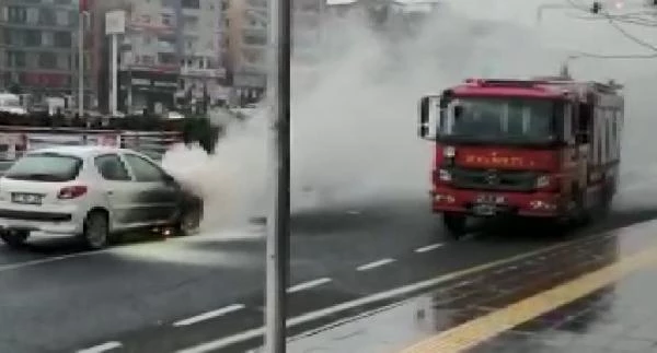 Diyarbakır'da seyir halindeki otomobil, alev alev yandı