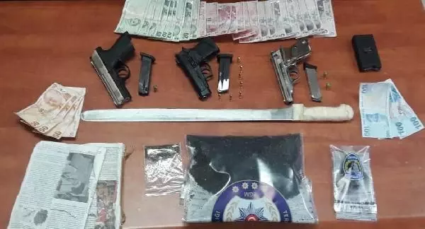 Edirne'de uyuşturucu satıcılarına operasyon: 4 tutuklama Edirne'de uyuşturucu satıcılarına operasyon: 4 tutuklama