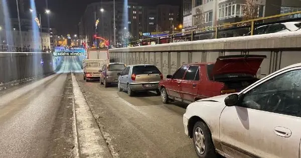 Erzurum'da alt geçitte 9 araçlı zincirleme kaza Erzurum'da alt geçitte 9 araçlı zincirleme kaza