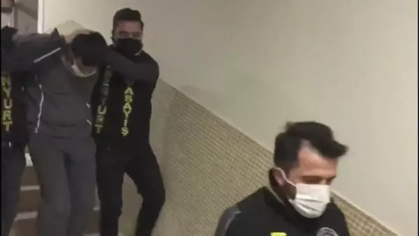Esenyurt'ta taksicinin boğazına bıçak dayayıp, parasını gasbeden şüpheli yakalandı Esenyurt'ta taksicinin boğazına bıçak dayayıp, parasını gasbeden şüpheli yakalandı