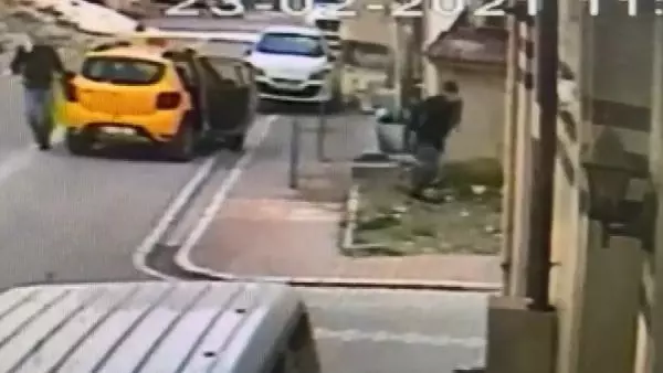 Esenyurt'ta taksicinin boğazına bıçak dayayıp, parasını gasbeden şüpheli yakalandı Esenyurt'ta taksicinin boğazına bıçak dayayıp, parasını gasbeden şüpheli yakalandı