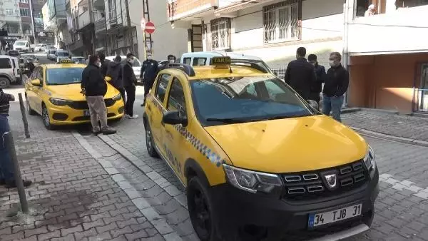Esenyurt'ta taksicinin boğazına bıçak dayayıp, parasını gasbeden şüpheli yakalandı Esenyurt'ta taksicinin boğazına bıçak dayayıp, parasını gasbeden şüpheli yakalandı