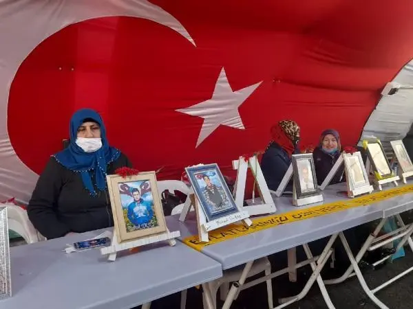Evlat nöbetindeki aileler, CHP heyetine HDP'yi şikayet edip, 'Geç kaldınız' dedi Evlat nöbetindeki aileler, CHP heyetine HDP'yi şikayet edip, 'Geç kaldınız' dedi