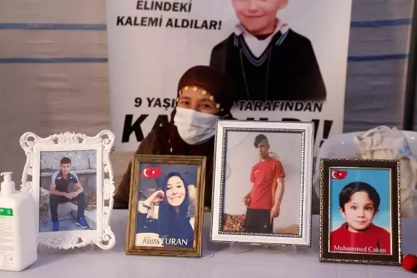 Evlat nöbetindeki aileler, CHP heyetine HDP'yi şikayet edip, 'Geç kaldınız' dedi Evlat nöbetindeki aileler, CHP heyetine HDP'yi şikayet edip, 'Geç kaldınız' dedi