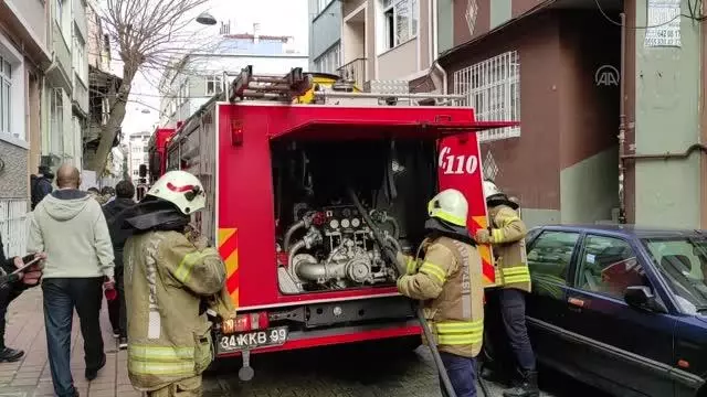 Fatih'te bir binanın kömürlüğünde çıkan yangın söndürüldü Fatih'te bir binanın kömürlüğünde çıkan yangın söndürüldü