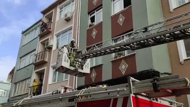 Fatih'te bir binanın kömürlüğünde çıkan yangın söndürüldü Fatih'te bir binanın kömürlüğünde çıkan yangın söndürüldü