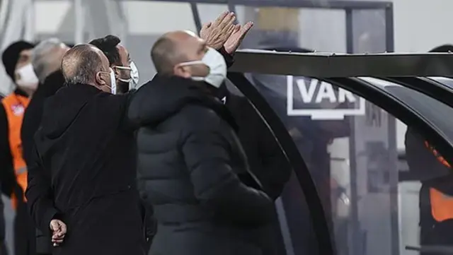 Fatih Terim discussed with the managers of the yellow-dark blue after a position in the Ankaragücü match. Fatih Terim discussed with the managers of the yellow-dark blue after a position in the Ankaragücü match.