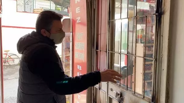 Filyasyon görevlisi kılığına girip büfeden 6 bin liralık sigara çaldı Filyasyon görevlisi kılığına girip büfeden 6 bin liralık sigara çaldı