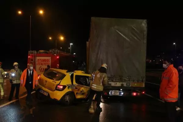 Tırın altına girdikten sonra hurdaya dönen araçtan burnu bile kanamadan kurtuldu Tırın altına girdikten sonra hurdaya dönen araçtan burnu bile kanamadan kurtuldu