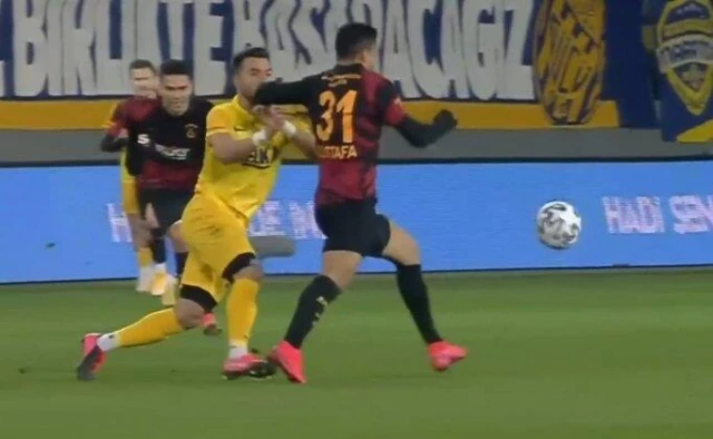 In Galatasaray, Mohamed was out of the game with a direct red card in Ankaragücü