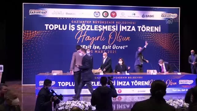 Gaziantep Büyükşehir Belediyesindeki 6 bin 317 işçiyi kapsayan toplu iş sözleşmesi imzalandı Gaziantep Büyükşehir Belediyesindeki 6 bin 317 işçiyi kapsayan toplu iş sözleşmesi imzalandı