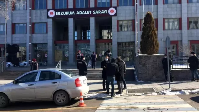 HDP'li Karaçoban Belediye Başkanı Halit Uğun ve şoförü adli kontrol şartıyla serbest bırakıldı. HDP'li Karaçoban Belediye Başkanı Halit Uğun ve şoförü adli kontrol şartıyla serbest bırakıldı.