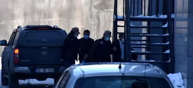 HDP'li Karaçoban Belediye Başkanı Halit Uğun ve şoförü adli kontrol şartıyla serbest bırakıldı. HDP'li Karaçoban Belediye Başkanı Halit Uğun ve şoförü adli kontrol şartıyla serbest bırakıldı.