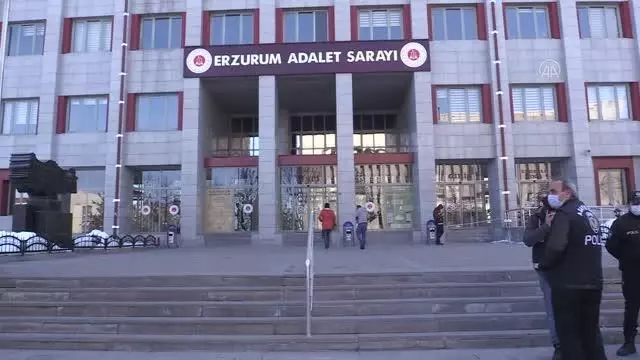 HDP'li Karaçoban Belediye Başkanı Halit Uğun ve şoförü adli kontrol şartıyla serbest bırakıldı. HDP'li Karaçoban Belediye Başkanı Halit Uğun ve şoförü adli kontrol şartıyla serbest bırakıldı.