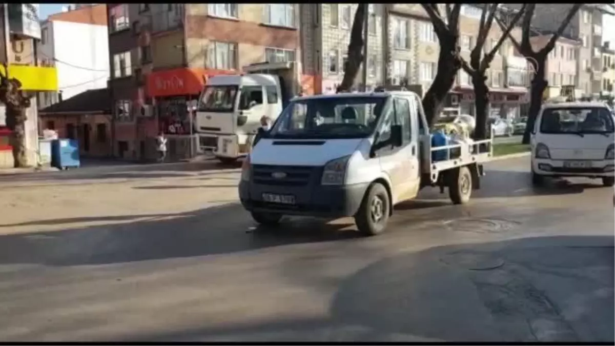 İnegöl'de yolun karşısına geçmeye çalışırken kamyonetin çarptığı genç yaralandı