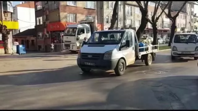 İnegöl'de yolun karşısına geçmeye çalışırken kamyonetin çarptığı genç yaralandı İnegöl'de yolun karşısına geçmeye çalışırken kamyonetin çarptığı genç yaralandı
