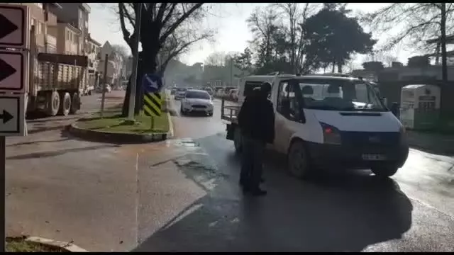 İnegöl'de yolun karşısına geçmeye çalışırken kamyonetin çarptığı genç yaralandı İnegöl'de yolun karşısına geçmeye çalışırken kamyonetin çarptığı genç yaralandı