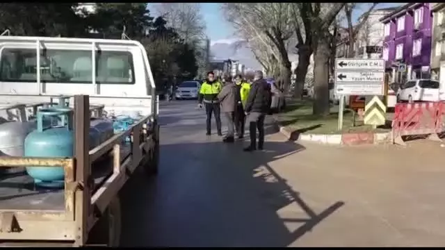 İnegöl'de yolun karşısına geçmeye çalışırken kamyonetin çarptığı genç yaralandı İnegöl'de yolun karşısına geçmeye çalışırken kamyonetin çarptığı genç yaralandı
