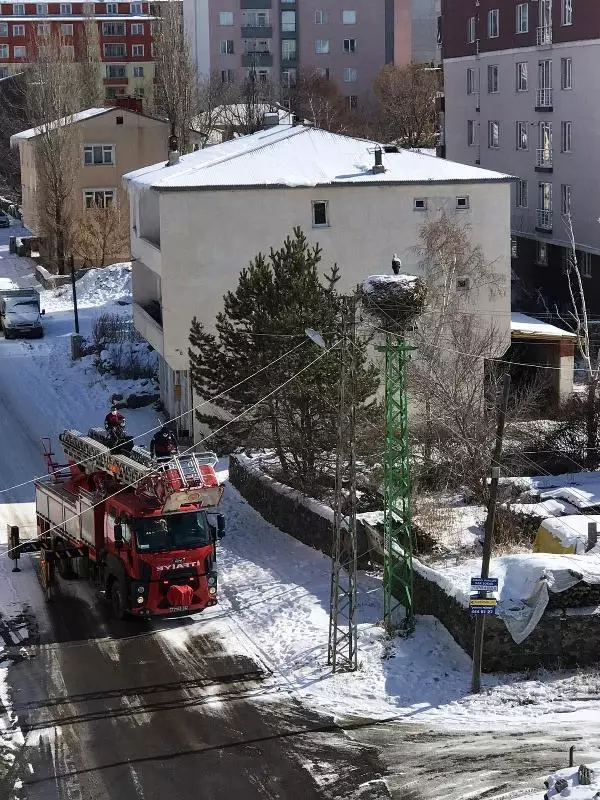 İtfaiye, karlı ve soğuk havada leylek yuvasına yiyecek bıraktı İtfaiye, karlı ve soğuk havada leylek yuvasına yiyecek bıraktı