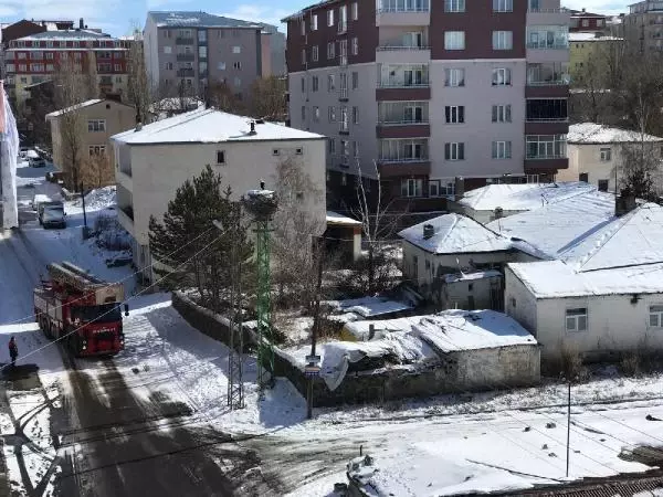 İtfaiye, karlı ve soğuk havada leylek yuvasına yiyecek bıraktı İtfaiye, karlı ve soğuk havada leylek yuvasına yiyecek bıraktı