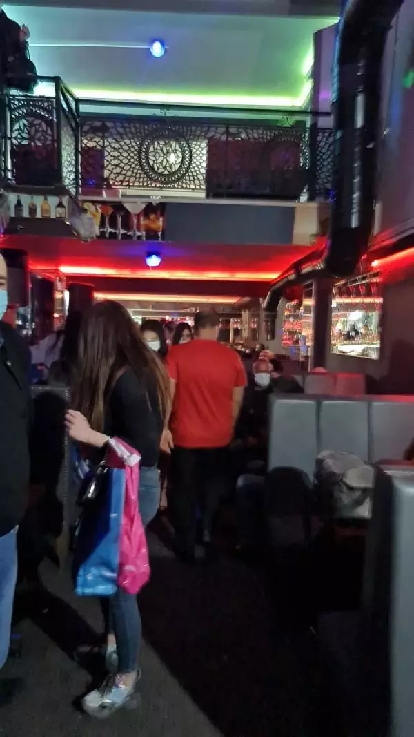Son dakika! İzmir'de eğlence mekanlarına koronavirüs baskını: 42 kişiye 264 bin lira ceza Son dakika! İzmir'de eğlence mekanlarına koronavirüs baskını: 42 kişiye 264 bin lira ceza