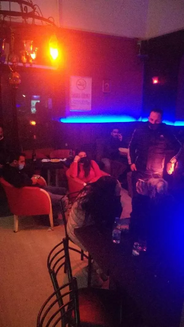 Son dakika! İzmir'de eğlence mekanlarına koronavirüs baskını: 42 kişiye 264 bin lira ceza Son dakika! İzmir'de eğlence mekanlarına koronavirüs baskını: 42 kişiye 264 bin lira ceza