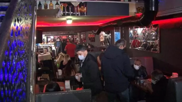 İhbarda bulunan kadına yardıma giden polis, gece kulübünde eğlenen şahıslarla karşılaştı İhbarda bulunan kadına yardıma giden polis, gece kulübünde eğlenen şahıslarla karşılaştı