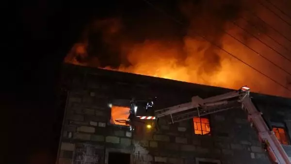 Son dakika haberi! İzmir'de tekstil atölyesinde çıkan yangında alevler geceyi aydınlattı Son dakika haberi! İzmir'de tekstil atölyesinde çıkan yangında alevler geceyi aydınlattı