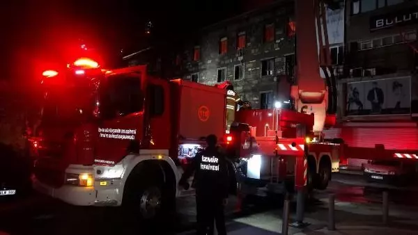 İzmir'de tekstil atölyesinde çıkan yangında alevler geceyi aydınlattı (2) İzmir'de tekstil atölyesinde çıkan yangında alevler geceyi aydınlattı (2)