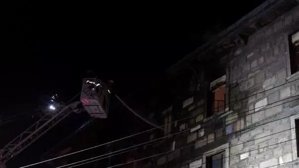 İzmir'de tekstil atölyesinde çıkan yangında alevler geceyi aydınlattı (2) İzmir'de tekstil atölyesinde çıkan yangında alevler geceyi aydınlattı (2)