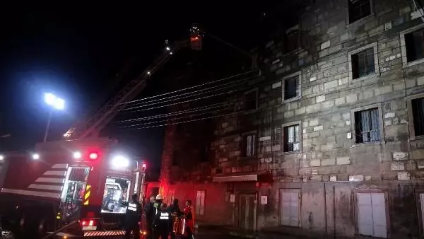 İzmir'de tekstil atölyesinde çıkan yangında alevler geceyi aydınlattı (2) İzmir'de tekstil atölyesinde çıkan yangında alevler geceyi aydınlattı (2)