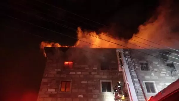 Son dakika haberi! İzmir'de tekstil atölyesinde çıkan yangında alevler geceyi aydınlattı Son dakika haberi! İzmir'de tekstil atölyesinde çıkan yangında alevler geceyi aydınlattı