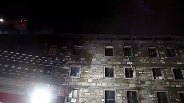 İzmir'de tekstil atölyesinde çıkan yangında alevler geceyi aydınlattı (2) İzmir'de tekstil atölyesinde çıkan yangında alevler geceyi aydınlattı (2)