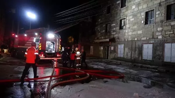 İzmir'de tekstil atölyesinde çıkan yangında alevler geceyi aydınlattı (2) İzmir'de tekstil atölyesinde çıkan yangında alevler geceyi aydınlattı (2)