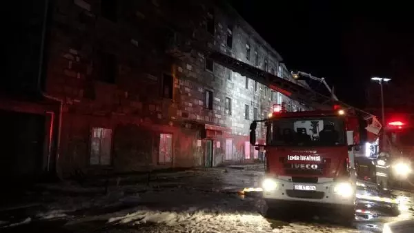 İzmir'de tekstil atölyesinde çıkan yangında alevler geceyi aydınlattı (2) İzmir'de tekstil atölyesinde çıkan yangında alevler geceyi aydınlattı (2)