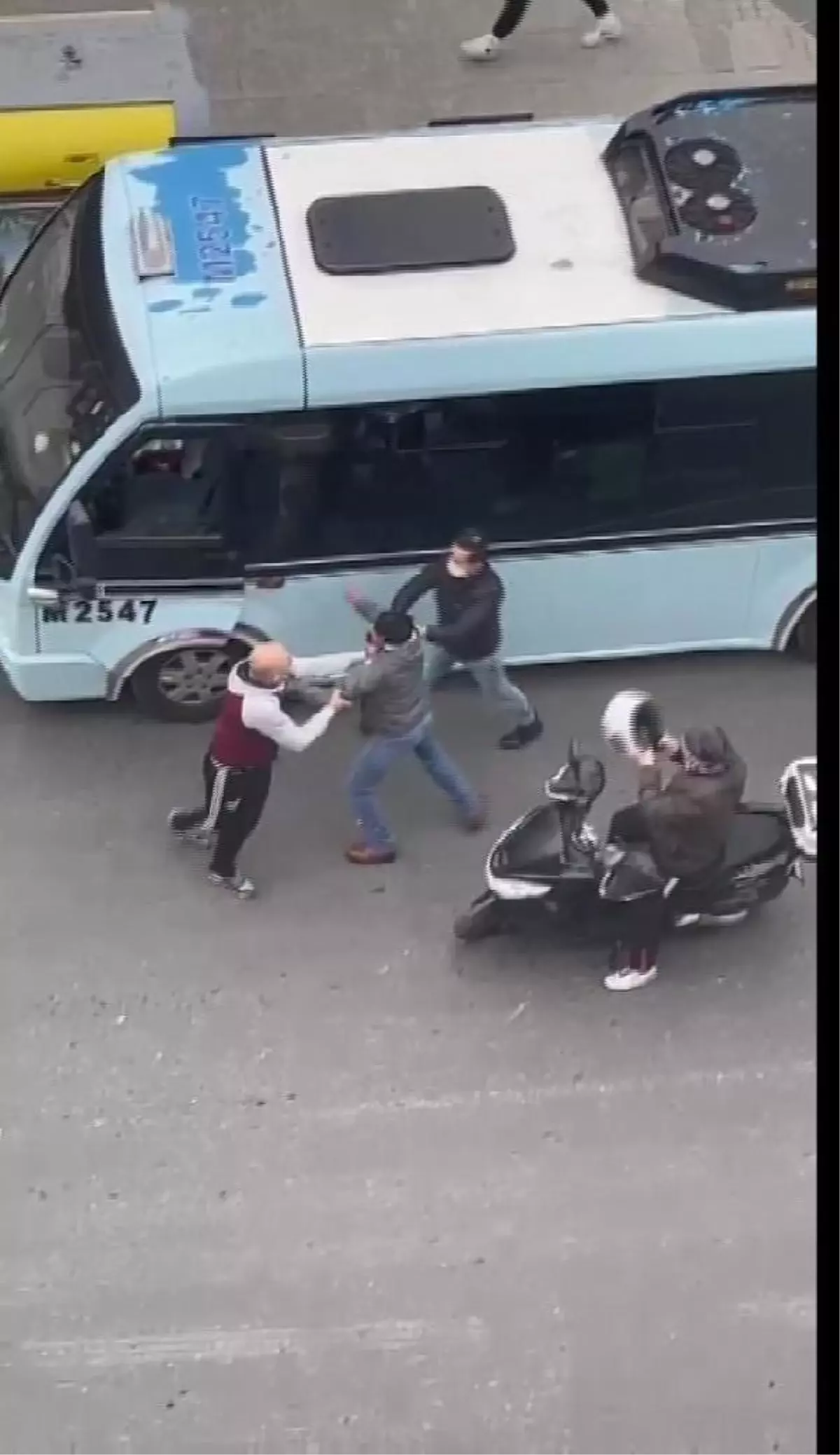 Son Dakika | Kadıköy'de kuryelerin ayırdığı minibüsçülerin kavgası kamerada