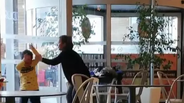 AVM'de çocuğa şiddet kamerada! Çevredeki vatandaşlar bu vicdansızlığa kayıtsız kalamadı AVM'de çocuğa şiddet kamerada! Çevredeki vatandaşlar bu vicdansızlığa kayıtsız kalamadı