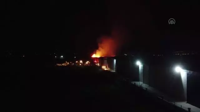 KAHRAMANMARAŞ - Tekstil fabrikasının deposunda çıkan yangın sürüyor KAHRAMANMARAŞ - Tekstil fabrikasının deposunda çıkan yangın sürüyor