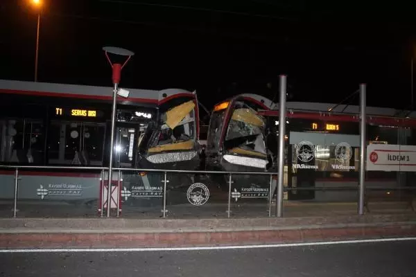 Kayseri'de iki tramvay çarpıştı: 2 yaralı Kayseri'de iki tramvay çarpıştı: 2 yaralı