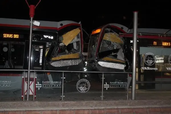 Kayseri'de iki tramvay çarpıştı: 2 yaralı Kayseri'de iki tramvay çarpıştı: 2 yaralı
