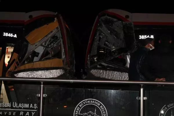 Kayseri'de iki tramvay çarpıştı: 2 yaralı Kayseri'de iki tramvay çarpıştı: 2 yaralı