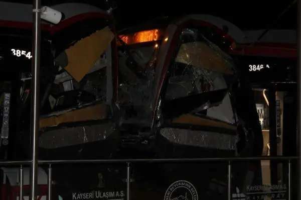 Kayseri'de iki tramvay çarpıştı: 2 yaralı Kayseri'de iki tramvay çarpıştı: 2 yaralı