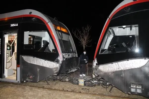Kayseri'de iki tramvay çarpıştı: 2 yaralı Kayseri'de iki tramvay çarpıştı: 2 yaralı